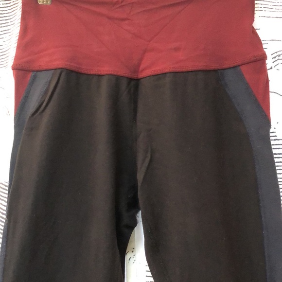 Beyond Yoga Sz. M Pants Black/Maroon/Blue - Picture 4 of 9